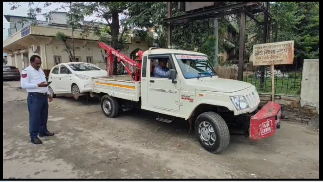 होम्योपैथिक चिकित्सालय के मुख्य गेट के बाहर खड़ी मिली कार, यातायात पुलिस ने क्रेन की सहायता से पहुंचाया थाने