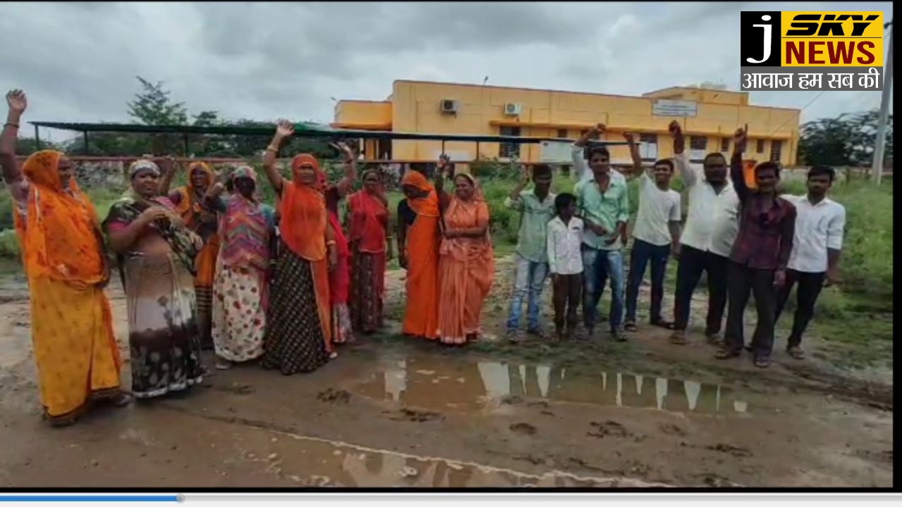 कीचड़ भरी राह पार कर रोगी पहुंच रहे है फतेहपुरिया दोयम स्वास्थ्य केन्द्र, वृद्धजनों तथा गर्भवती महिलाओं को उठानी पड़ रही है परेशानी